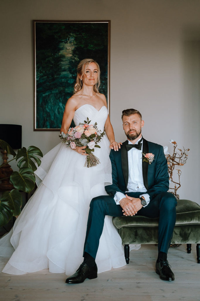 Bride and groom doing wedding portraits in Kjeller Gård, Lillestrøm