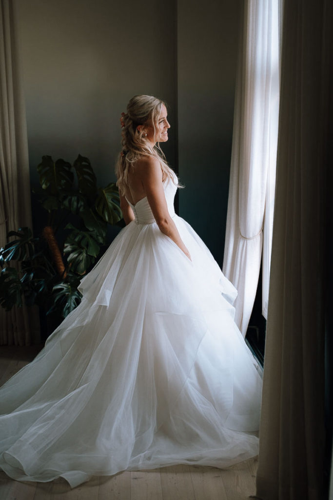 Bride posing in blue room in Kjeller Gård, Lillestrøm