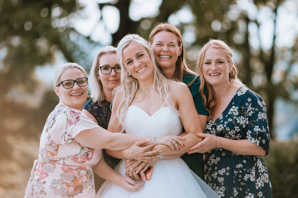 Bride and bridesmaids hugging in Kjeller Gård, Lillestrøm