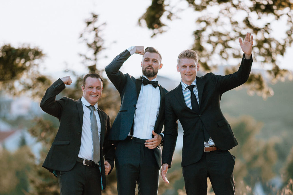 Groom taking fun portraits with his grooms men in Kjeller Gård, Lillestrøm