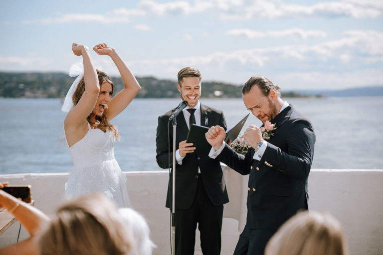 Why You need sneak-peek wedding photos?