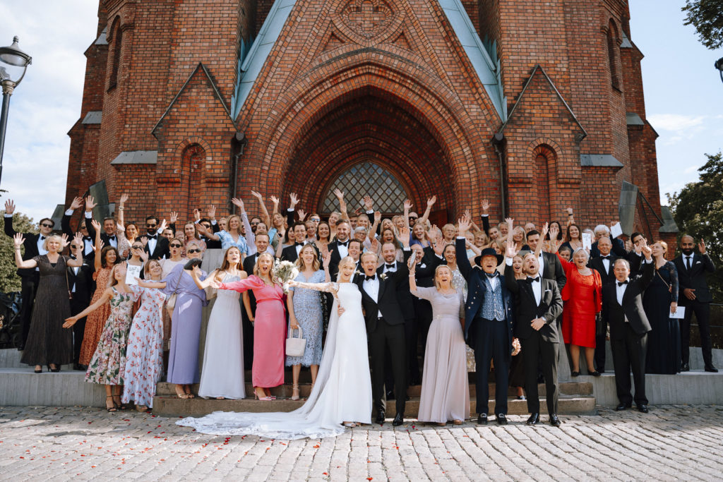 wedding group photo in front of uranienborg kirke, oslo